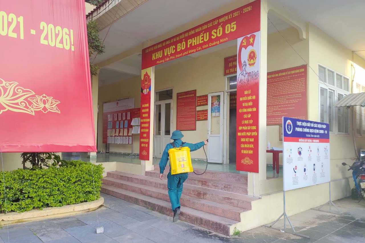 Thị trấn Hậu Lộc tăng cường các biện pháp phòng dịch tại các tổ bầu cử 