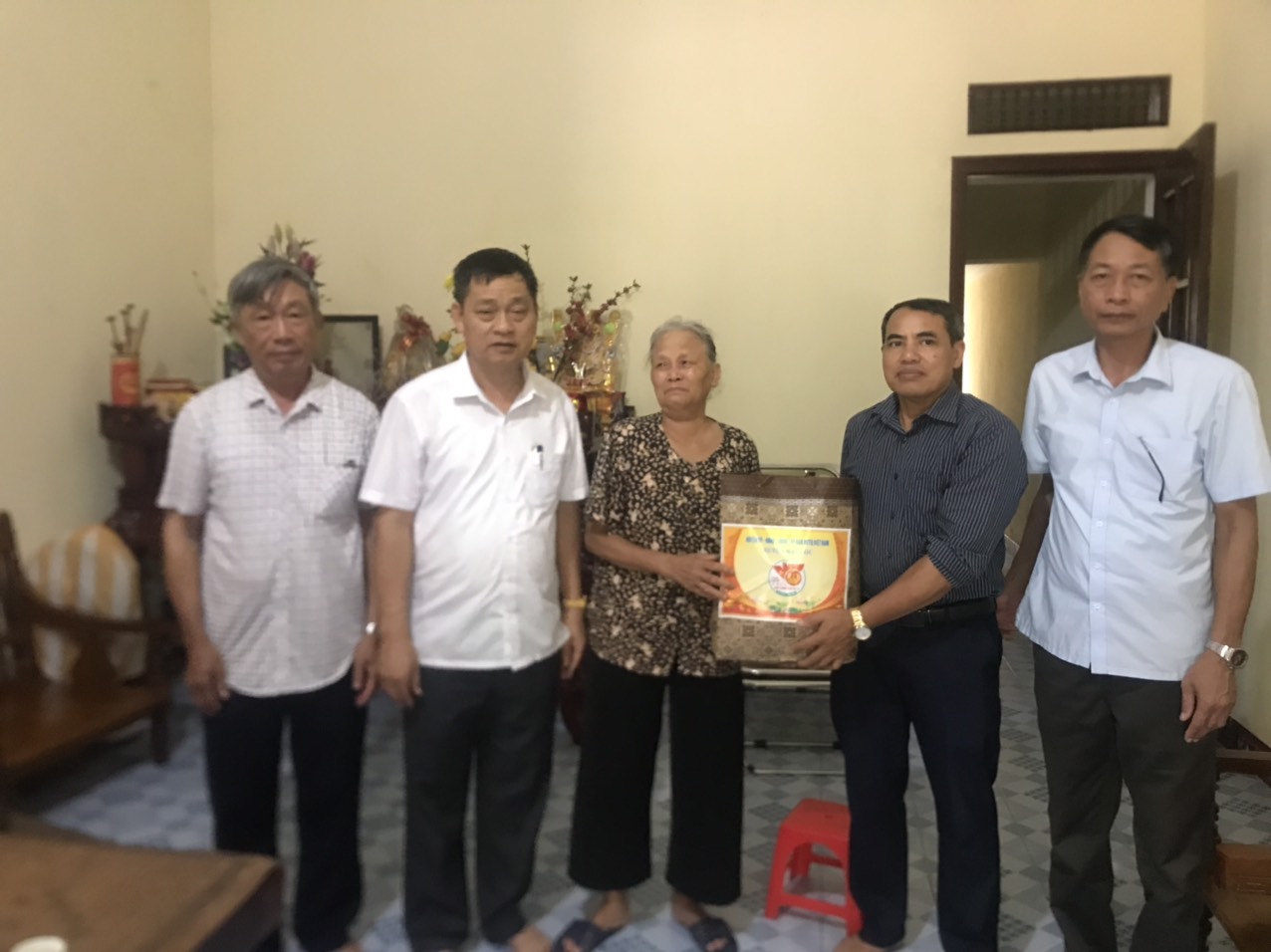 Lãnh đạo thị trấn Hậu Lộc thăm, tặng quà nhân kỷ niệm 77 năm Ngày Thương binh - Liệt sĩ